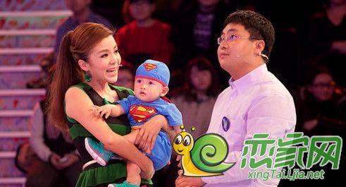央视朱迅录亲子节目遇意外 被萌宝尿一身