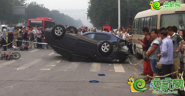 "雪佛兰"轿车 邢台街头侧翻撞车又撞人