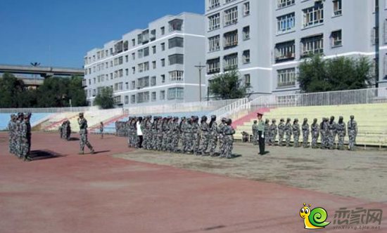 新疆农业大学新生军训第一课就是队列队形练习