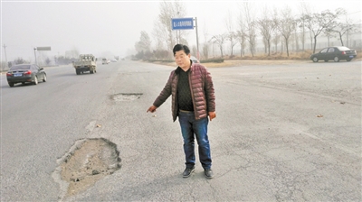 新乡市新长路面北线曝光的大坑出现初中生图片