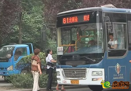 新乡20条公交线开启"开学模式" 50台大型公车作后备