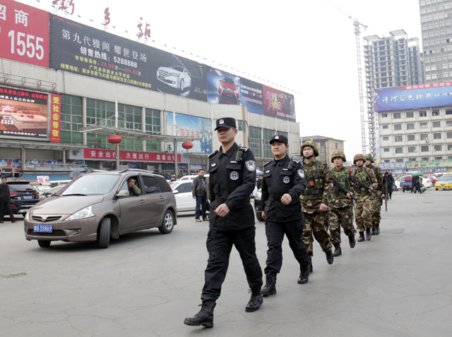 新鄉特警武警荷槍實彈巡邏 提升群眾安全度