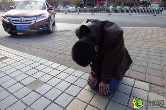 四川小伙在山东东营跪求女友回心转意 坚持30余天