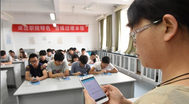 随着ipad,智能手机等便携式设备的普及,课堂上频现学生"低头族,上课