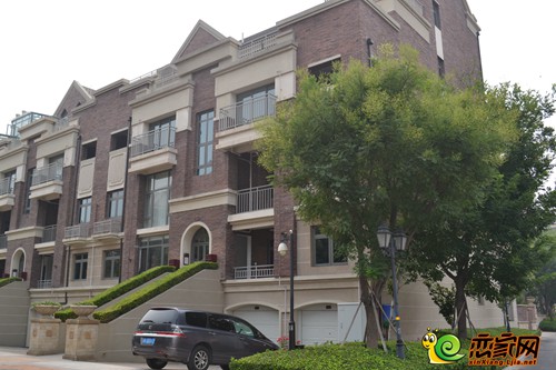 新乡恋家网讯 今天小编来到了牧野大道与海河路交汇处的绿都温莎城堡