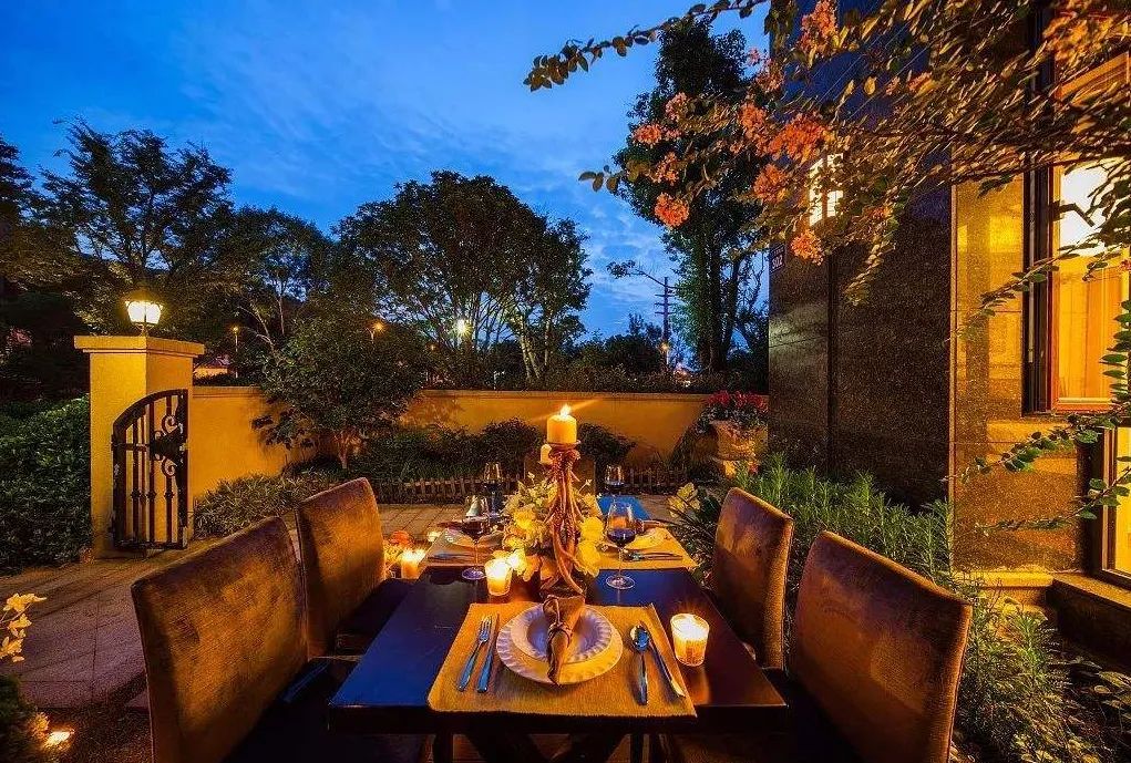 把院子打造成一个客厅的延伸空间,选择一些户外家具,如木质构架 软垫