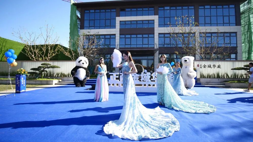 优美高雅的迎宾礼仪,色彩缤纷的花柱路引,目之所及无不是一幅幅动人的